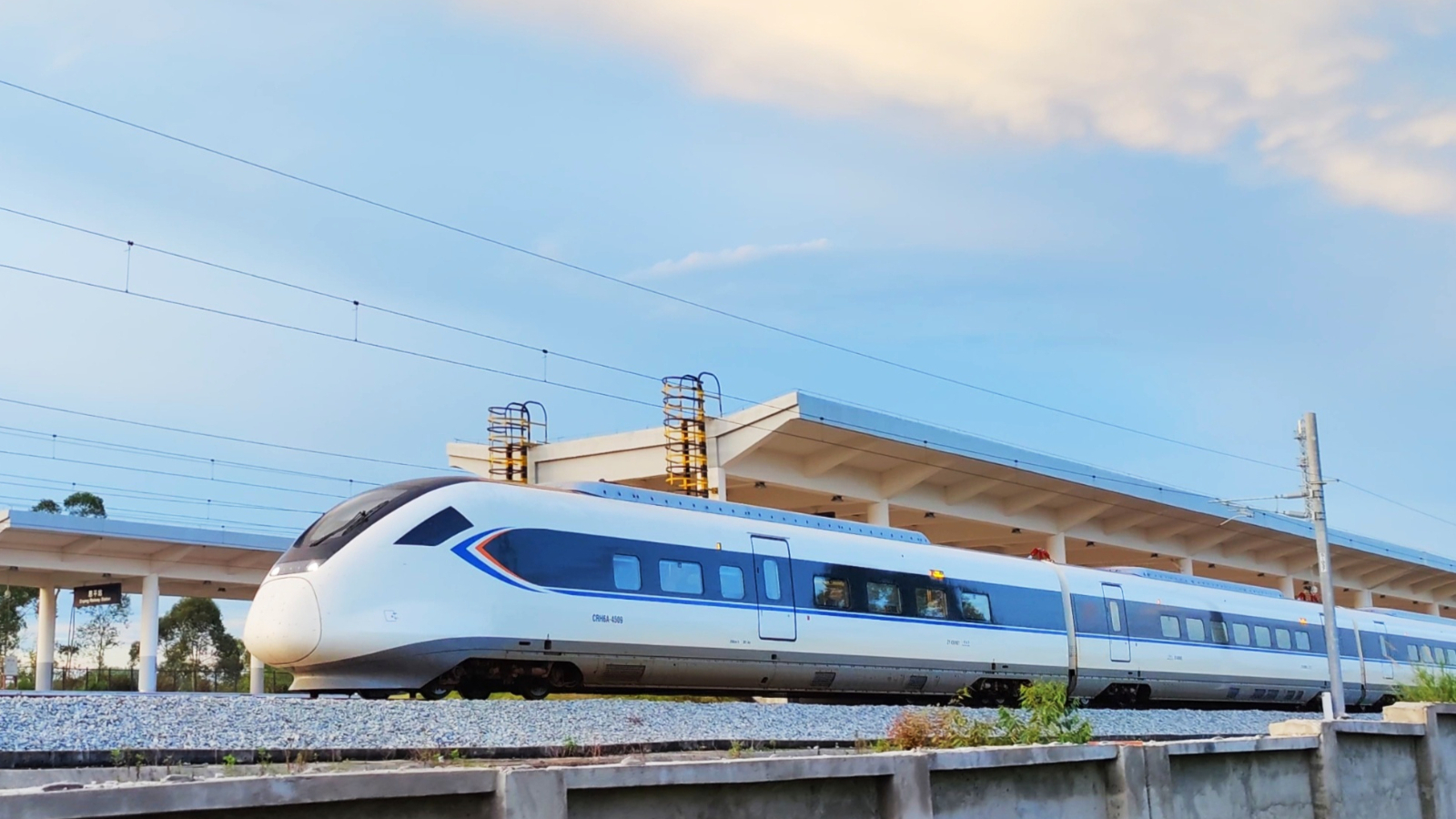 换个角度看crh6a动车组列车出站