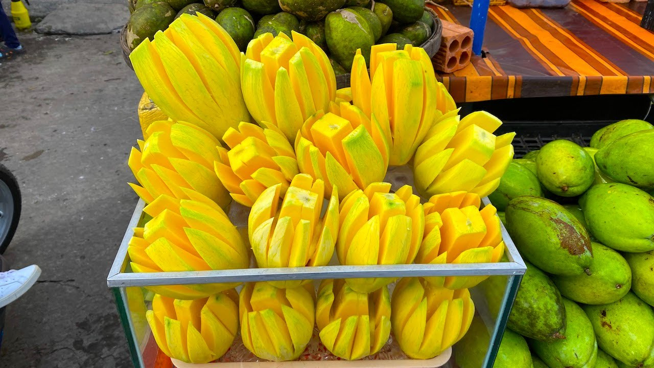 柬埔寨街头小贩把芒果削这样!一大堆芒果一会售空!