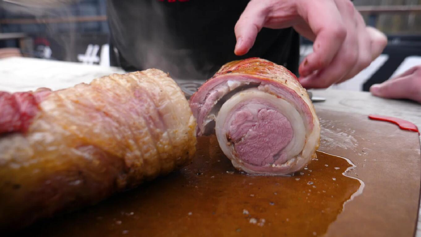 俄罗斯小伙烤羊肉,滋滋冒汁的大肉卷,配上面包,别提多香了