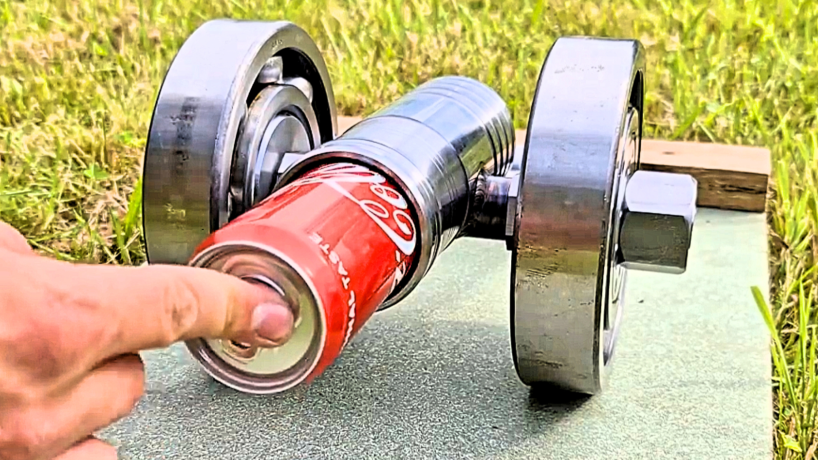 用轴承自制的大炮炮弹是可乐罐真的能发射不信你看看