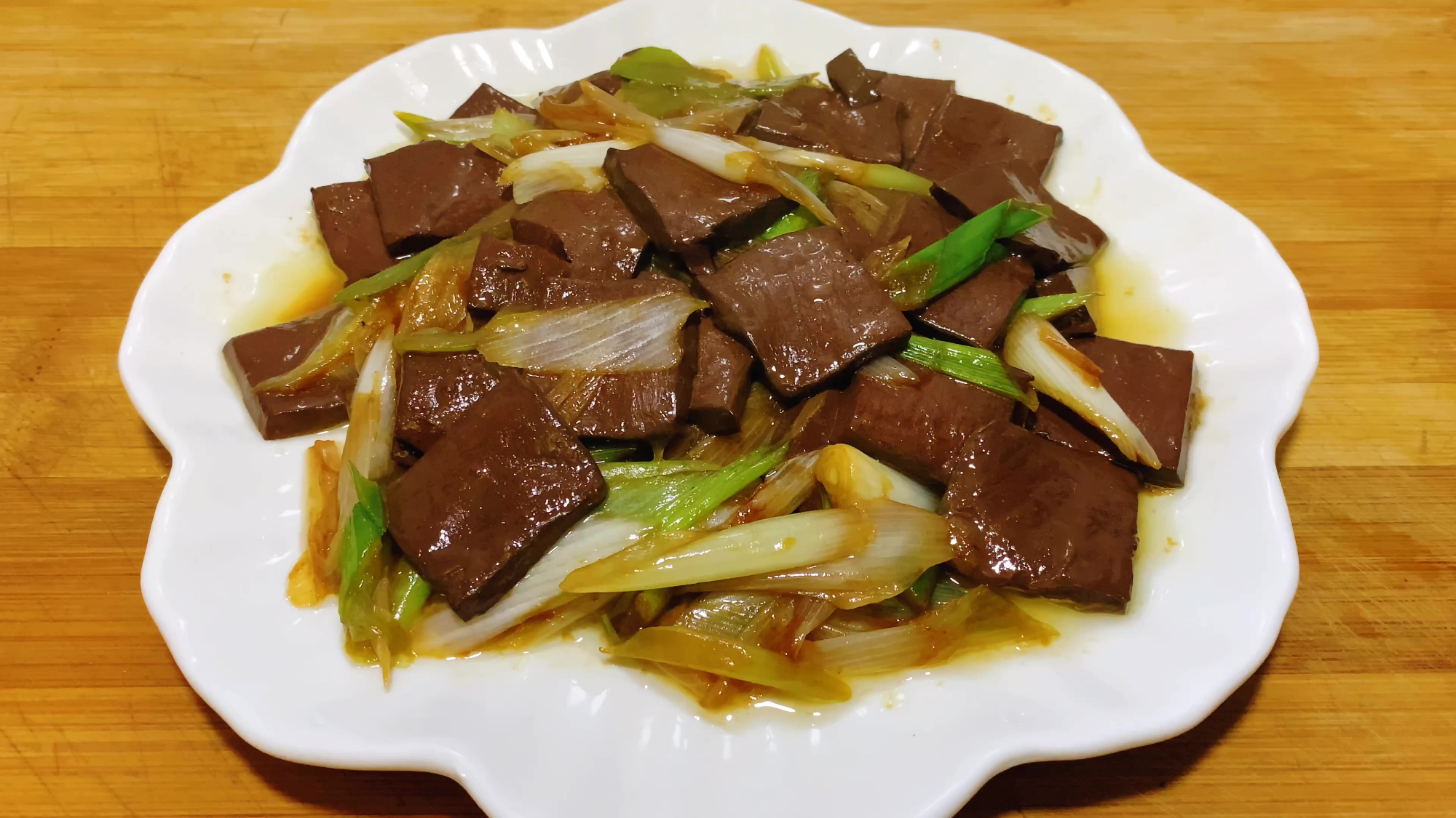 大厨教你大葱炒鸭血的正确做法,鲜香滑嫩没有腥味,好吃又下饭