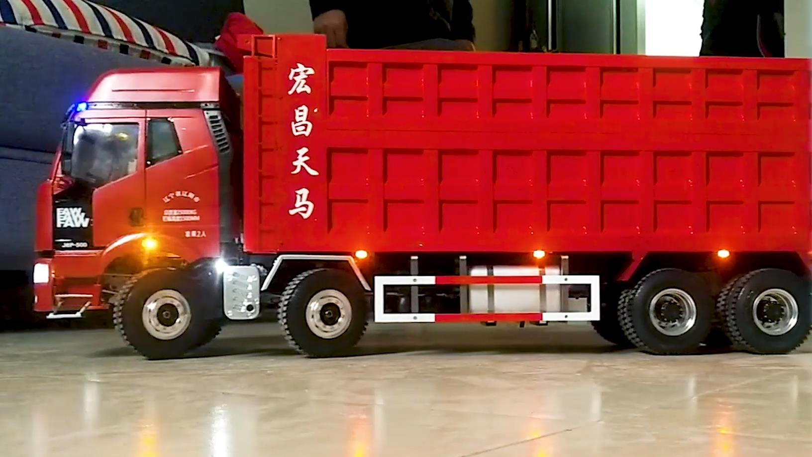 新鲜出炉的解放重卡,百吨王前四后八模型车,感谢新车主