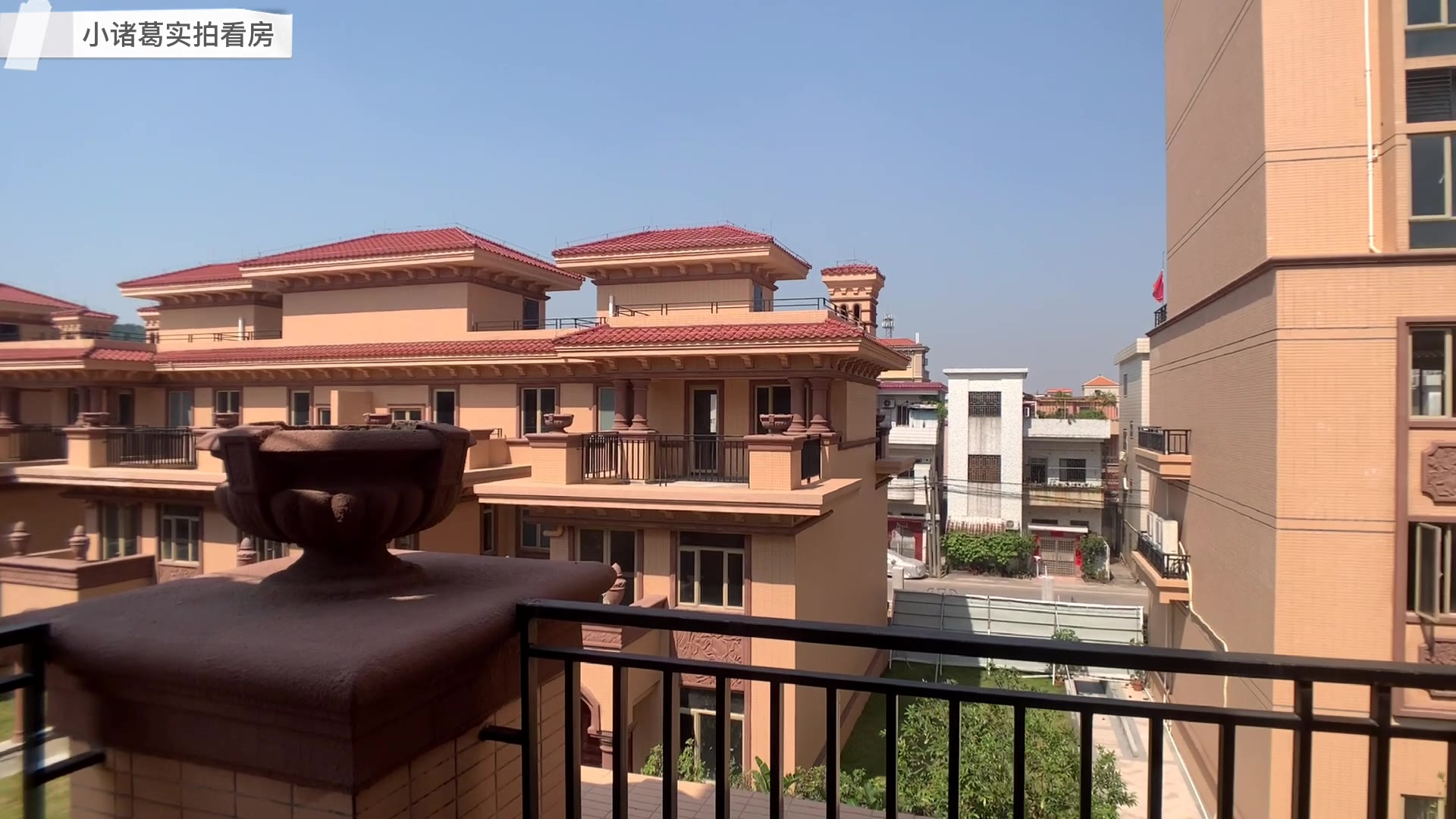 广州南沙:联排边位小别墅,花园面积有200平,地下室采光也不错