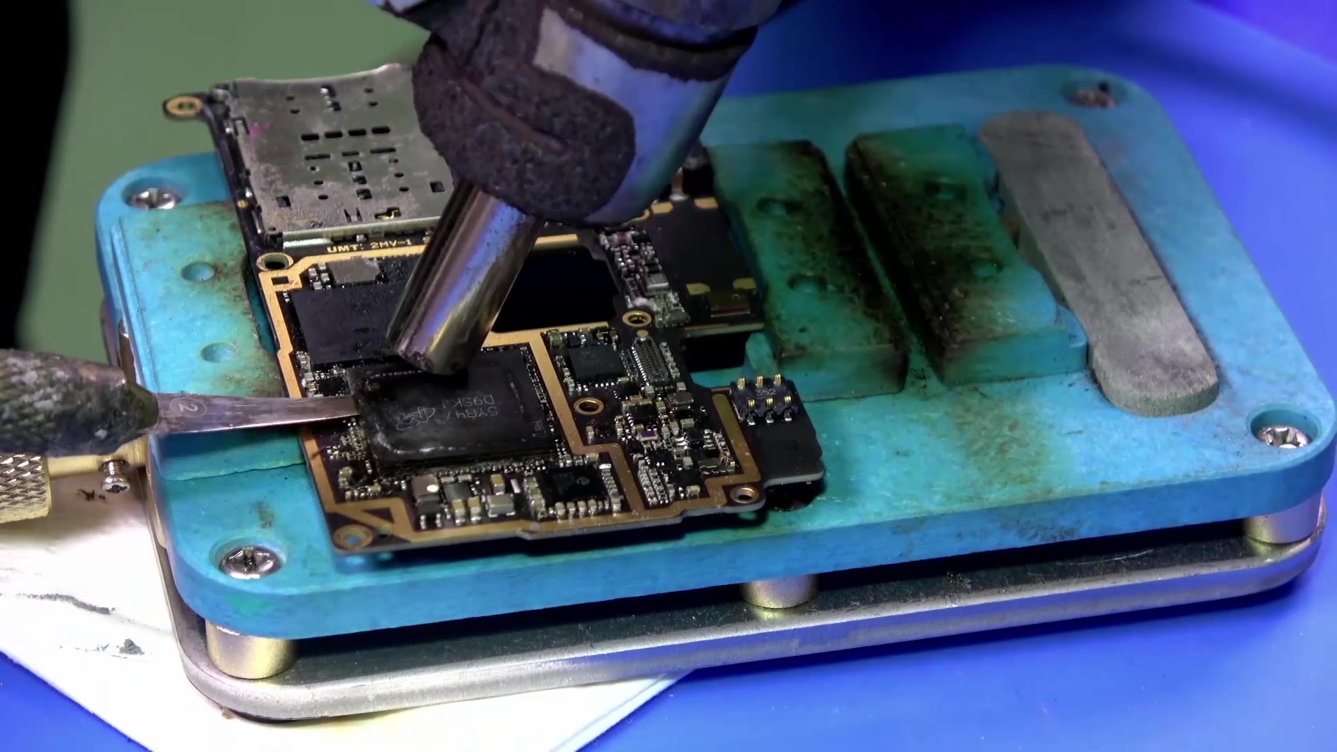 华为mate8手机不开机重装cpu案例视频