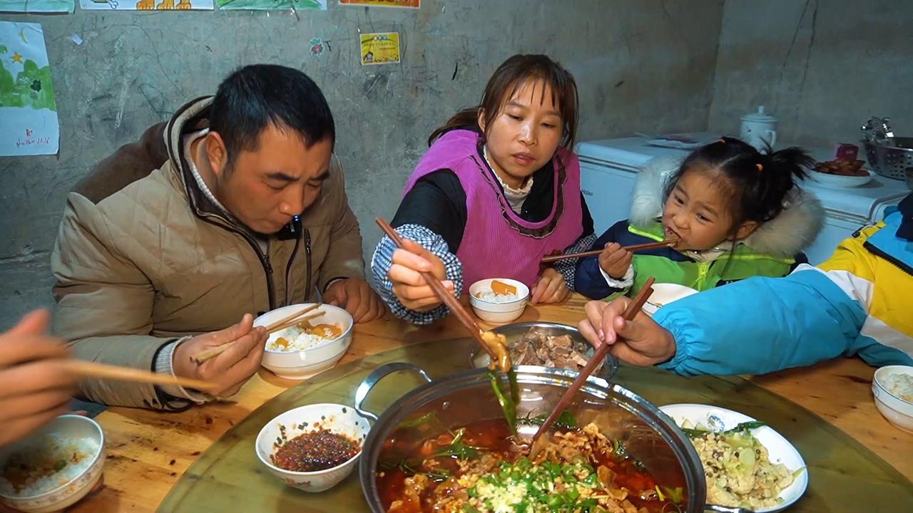 桃子姐摘完菜回來,做一鍋水煮肉片,麻辣鮮香,一家人吃得美滋滋