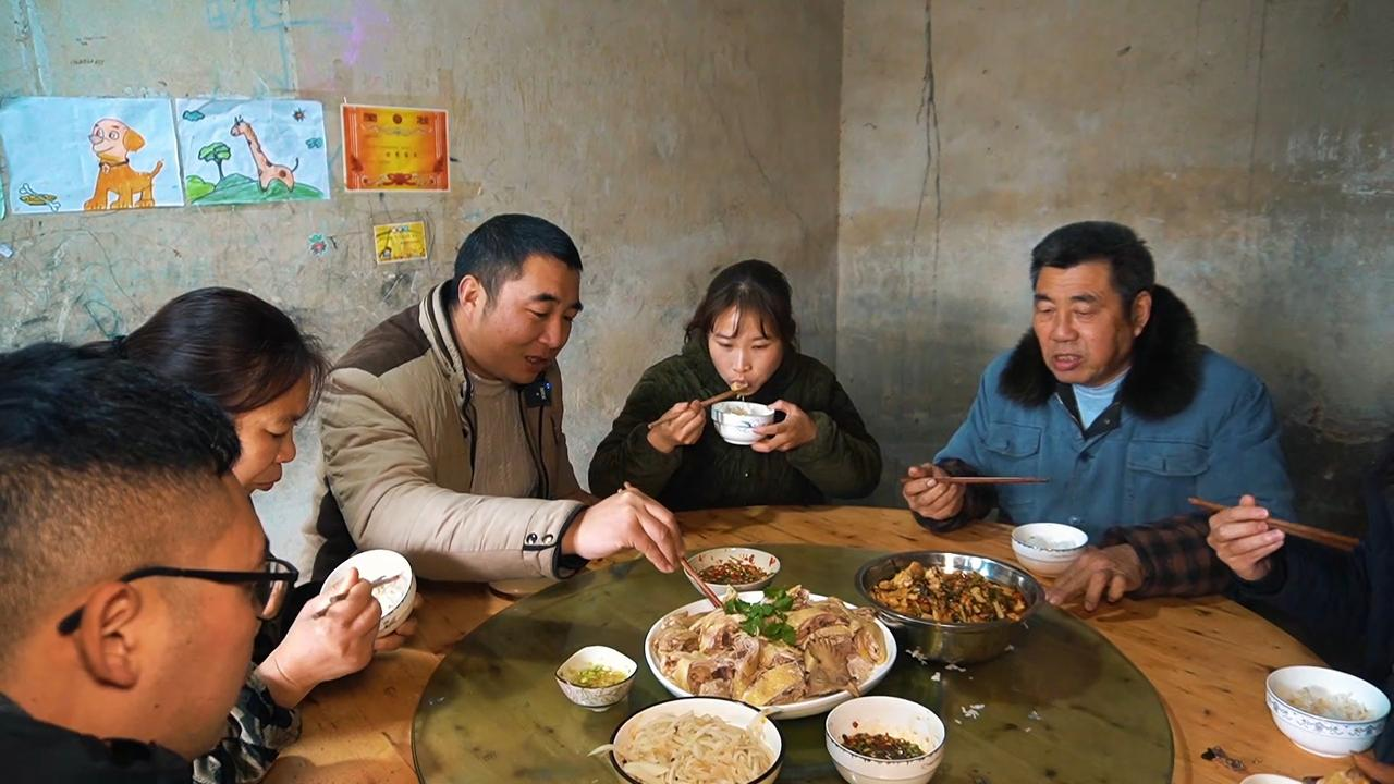 兄弟想念广东味,桃子姐做一盘白切鸡,皮脆肉嫩,真美味