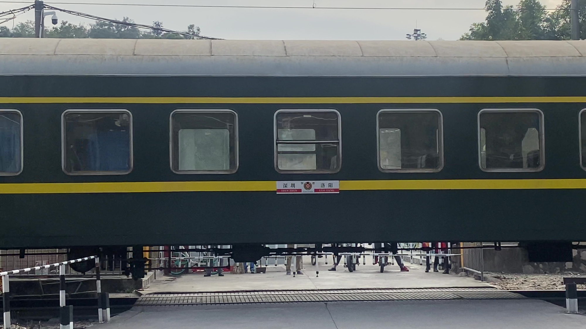 新年再见了广州射击场道口拍火车有ss8牵引k536深圳到洛阳以及货车等