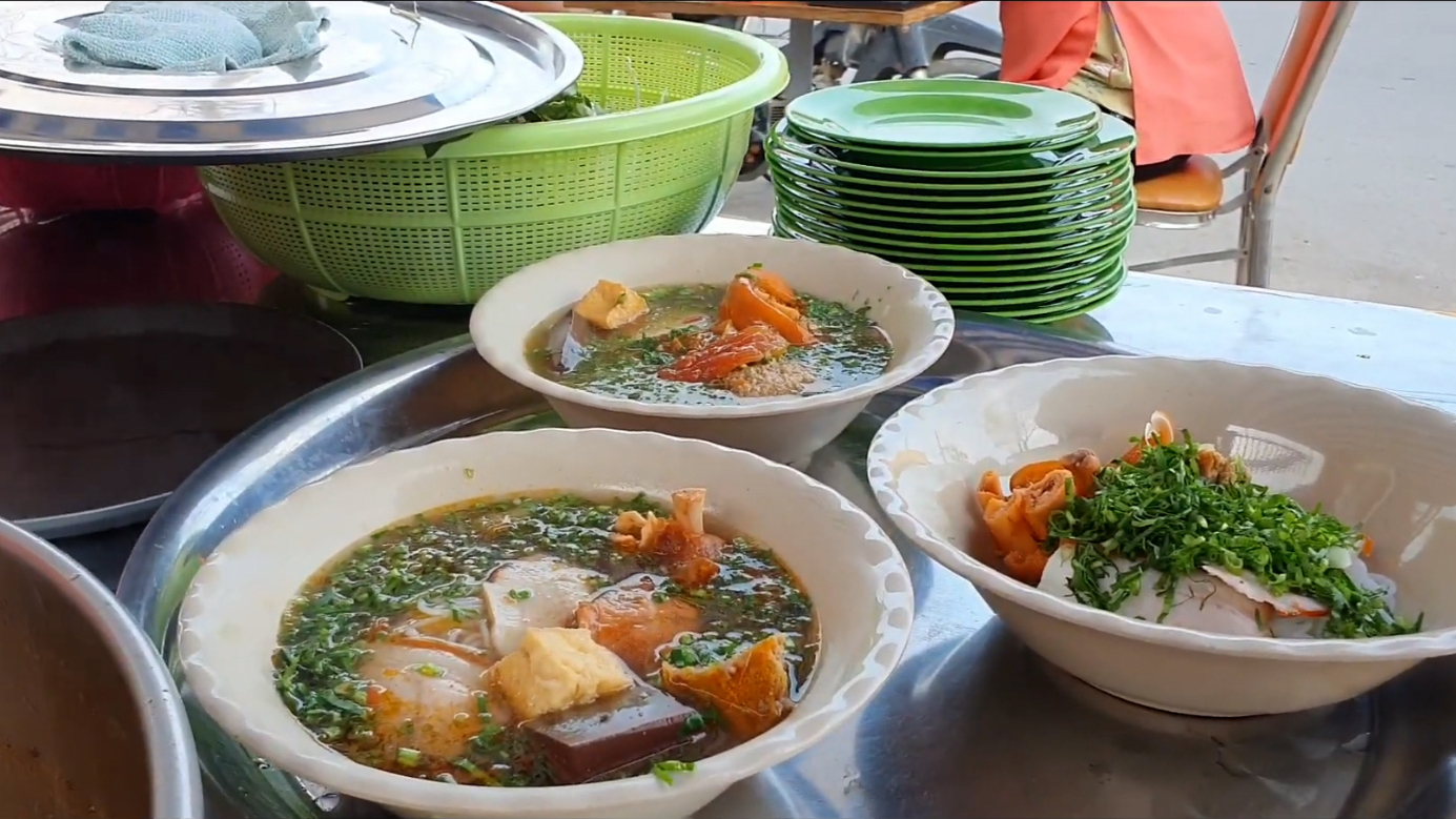 越南街边猪肉粉,一份2万5满满的肉,真实惠