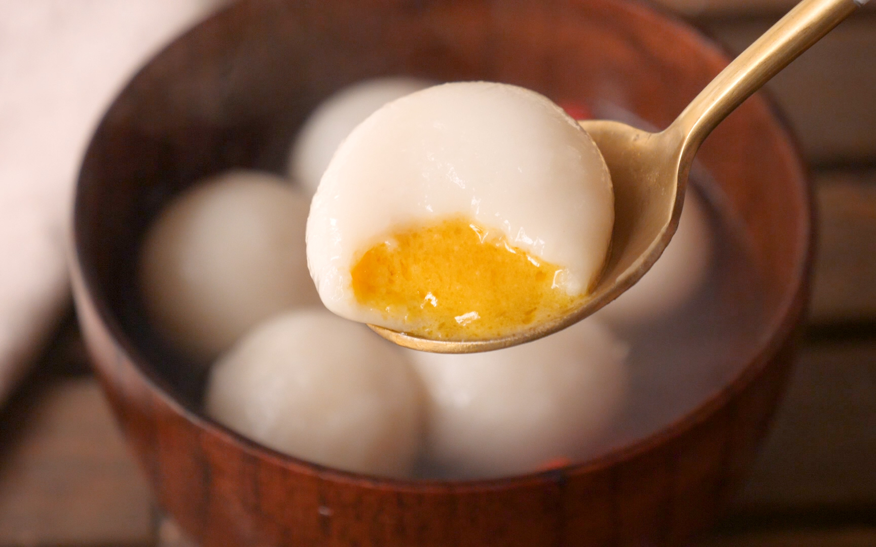 今天才知道,咸蛋黄也可以做汤圆,咸香味美,比黑芝麻汤圆更好吃