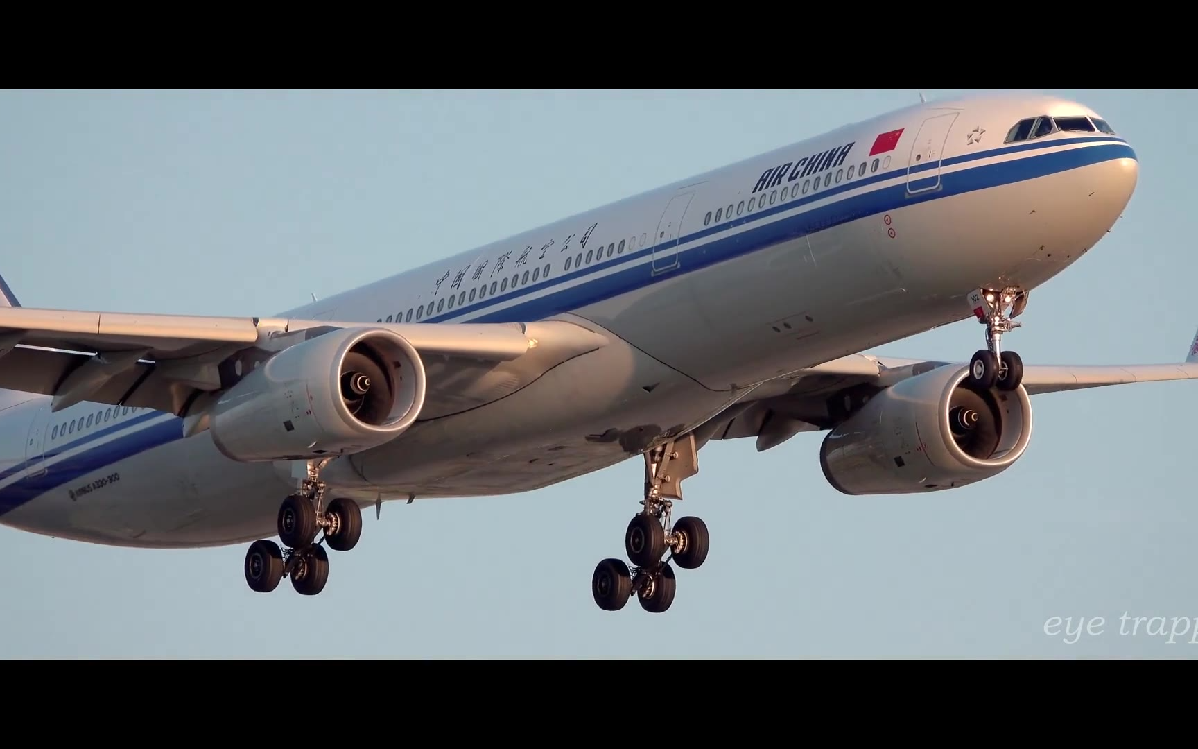 国航a330夕阳中落地含通话