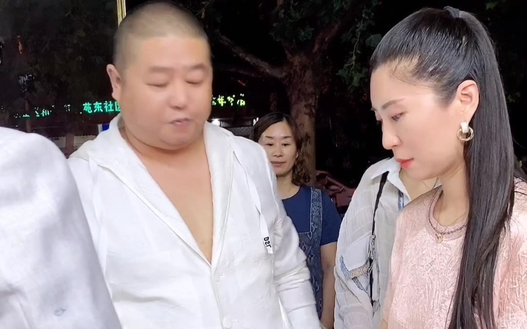 盲人去买月饼,终于唤醒了黑心老板娘的良知