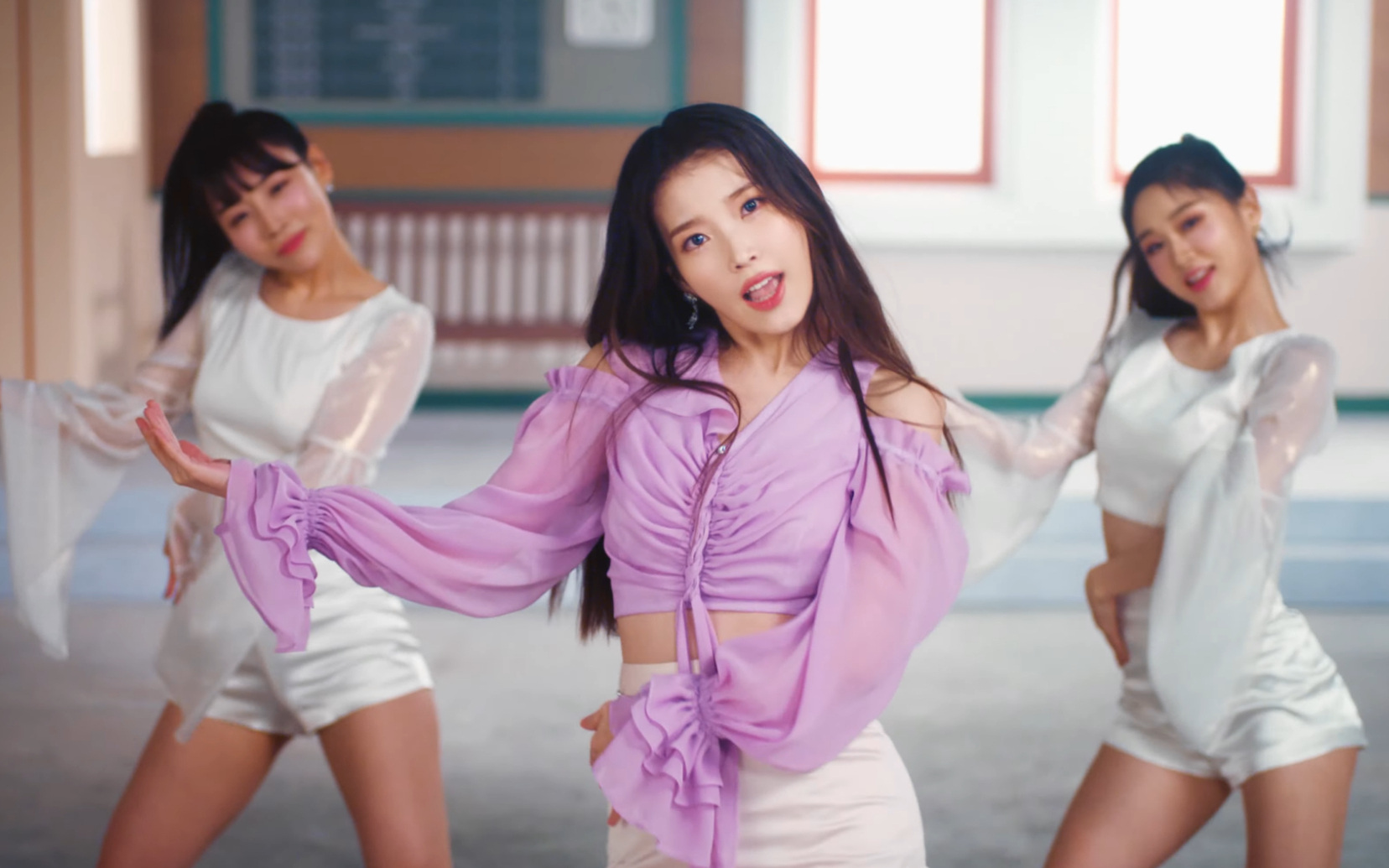 千呼万唤!国民妹妹iu李知恩 - lilac mv完整版