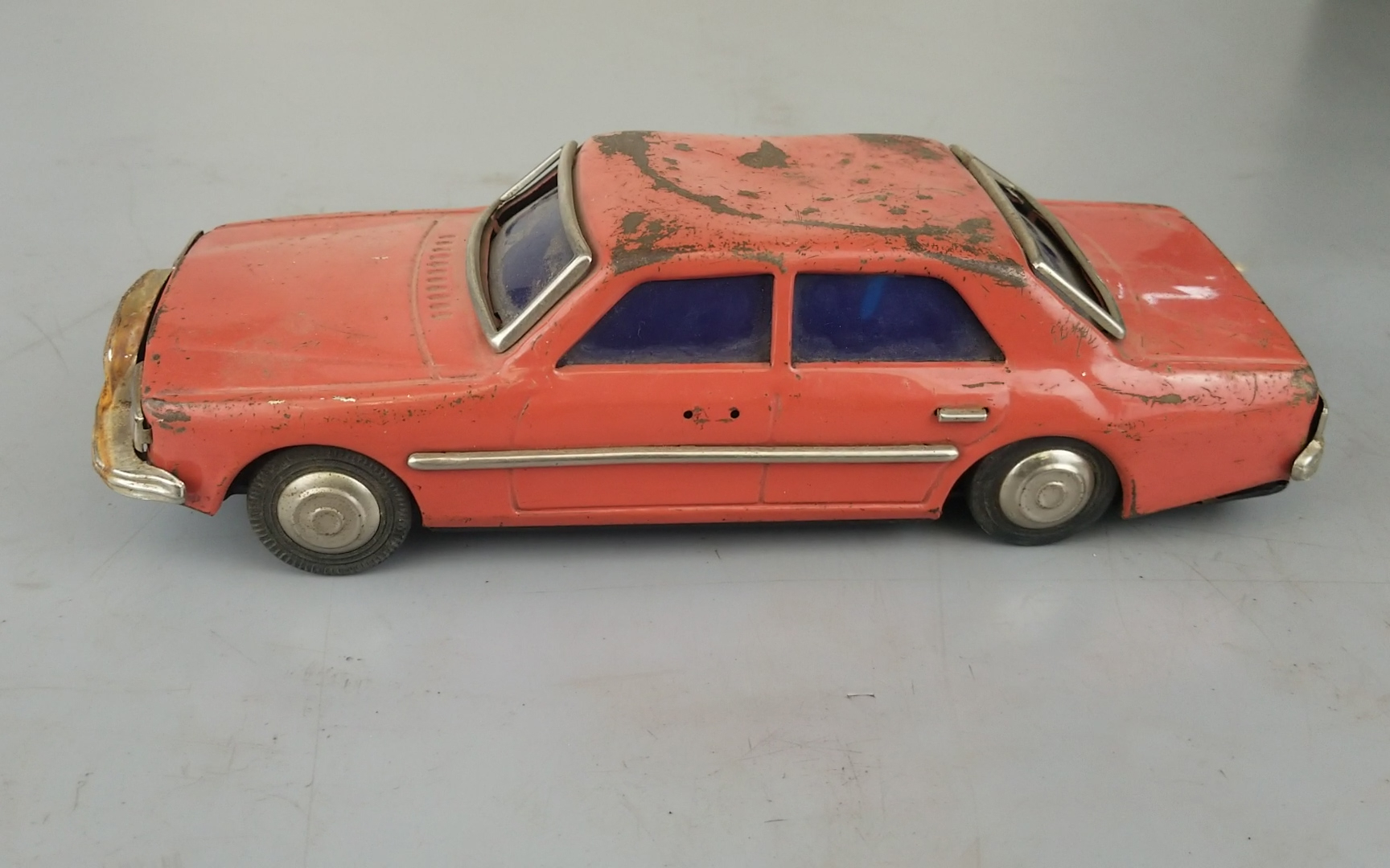 翻新80年代铁皮玩具汽车