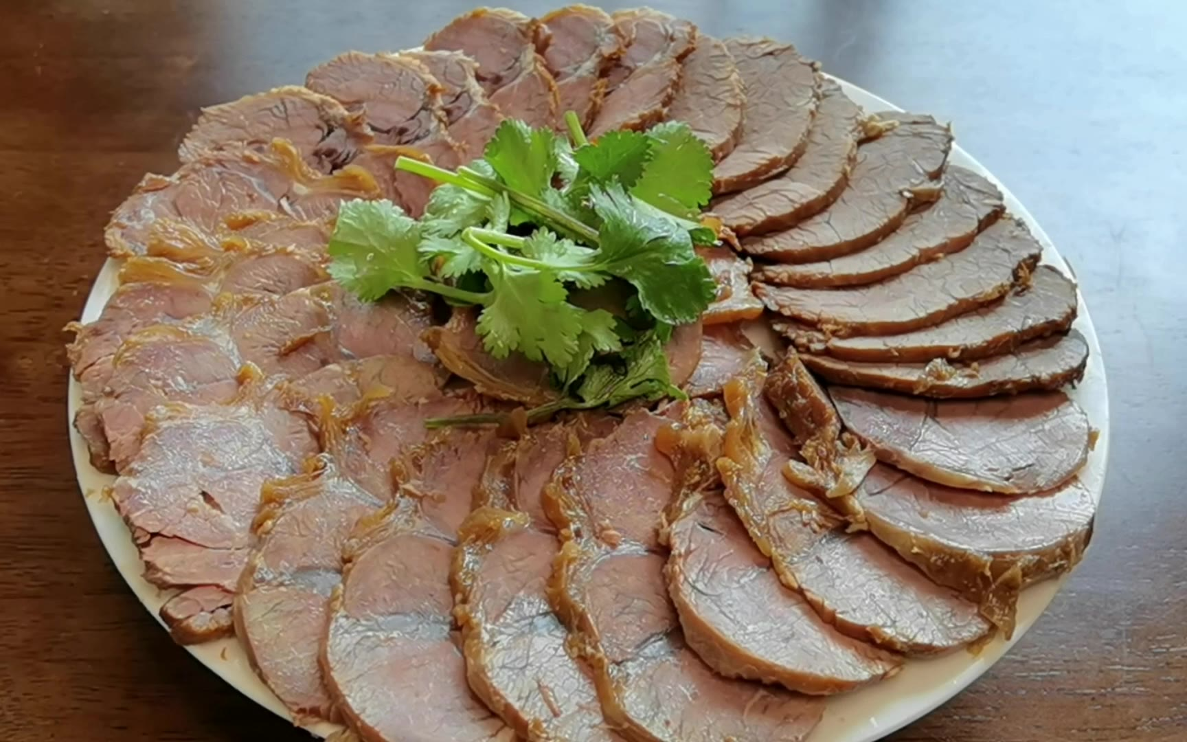 秘制五香酱牛肉,简单五步教会你,酱香浓郁,不散也不柴