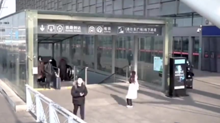 零下14度的青岛,少女在高铁站外蹦蹦跳跳,等待归来的男朋友