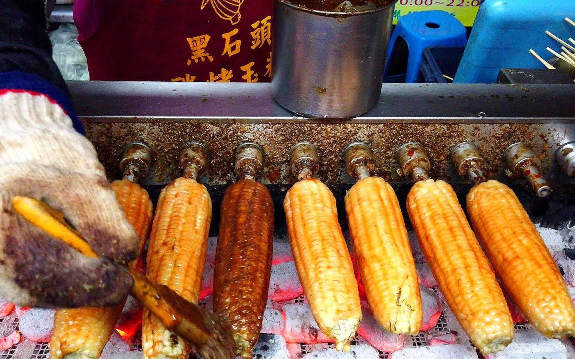 台湾传统美食黑石头炭烤玉米