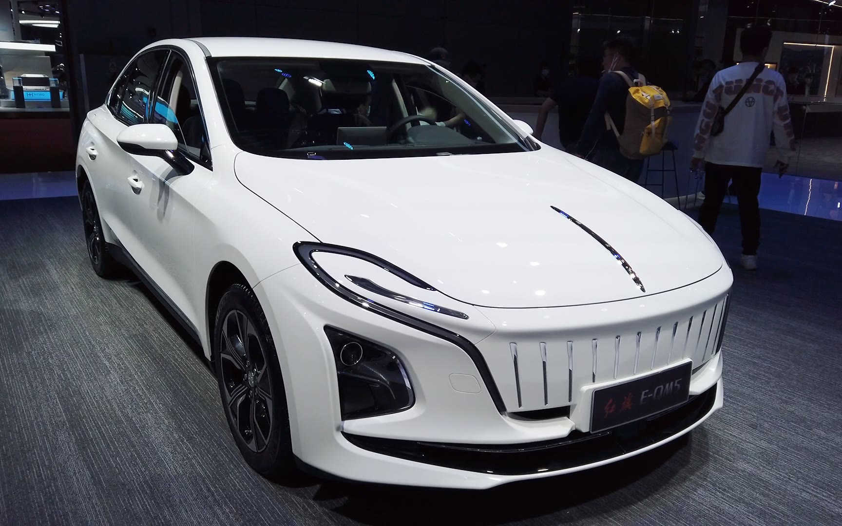 出行定制纯电动专车你见过吗?红旗e- qm5亮相上海车展