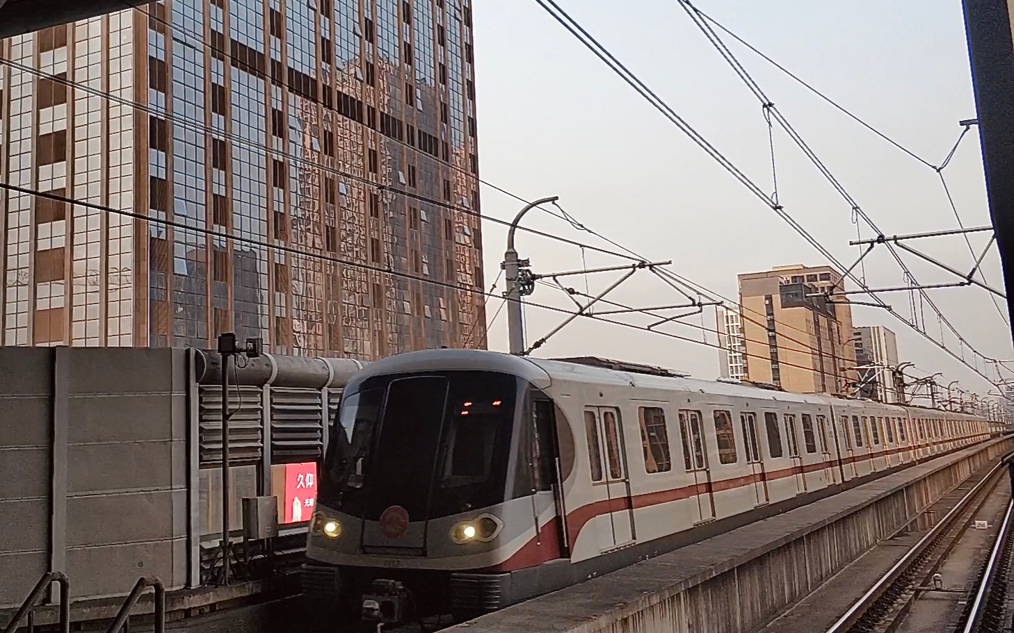 光明路站列车进出,上海轨道交通11号线江苏昆山段