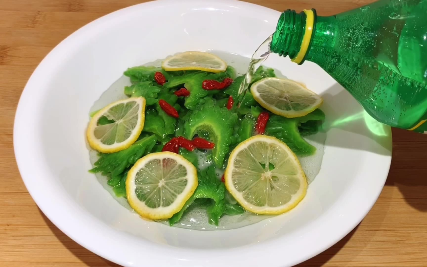 苦瓜中倒入雪碧原来饭店的凉拌苦瓜是这样做的清凉脆爽吃不腻