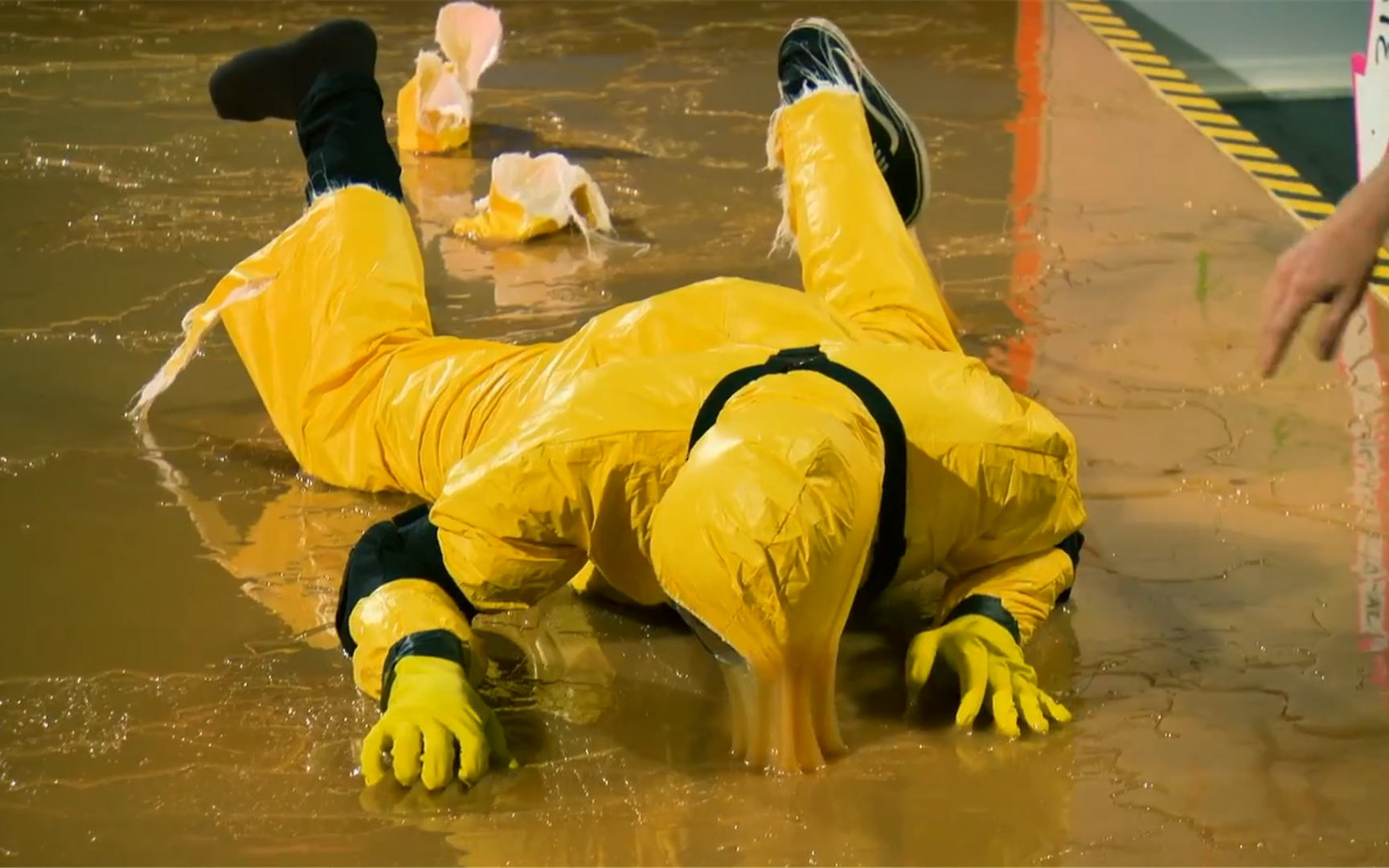 世界最黏的胶能把人粘住吗?老外亲测,踩上去就后悔了!