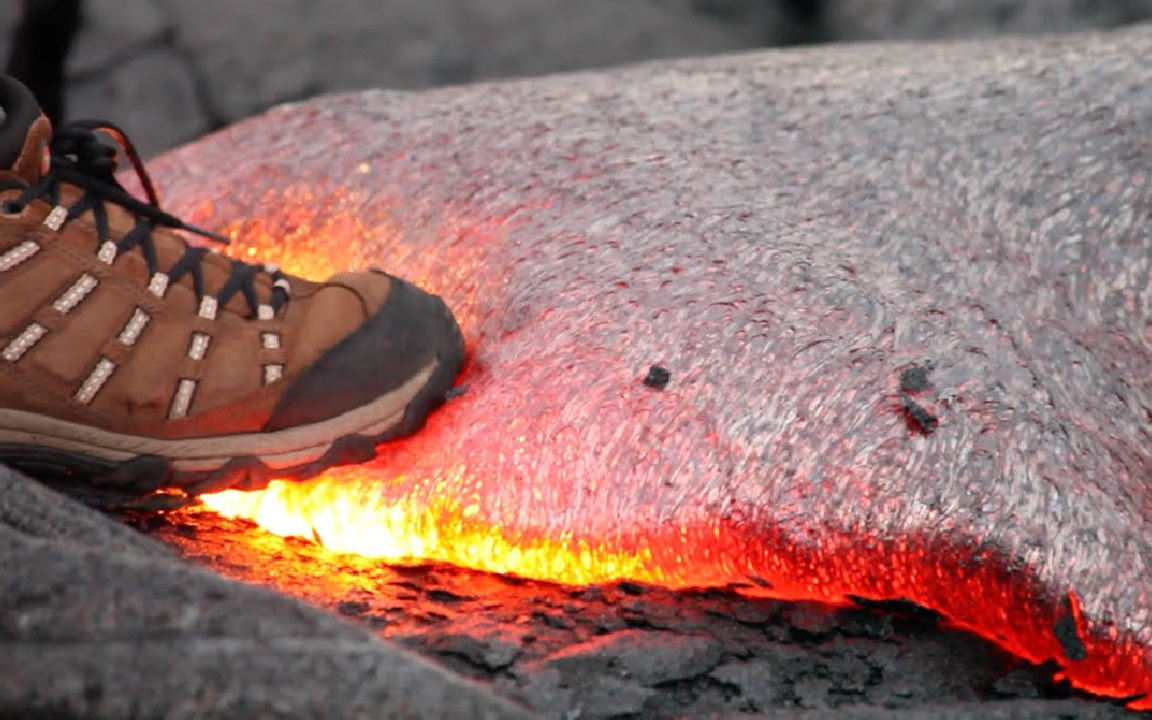 1200多度的岩浆有多恐怖?老外作死用脚踩了一下,下一秒不敢相信!