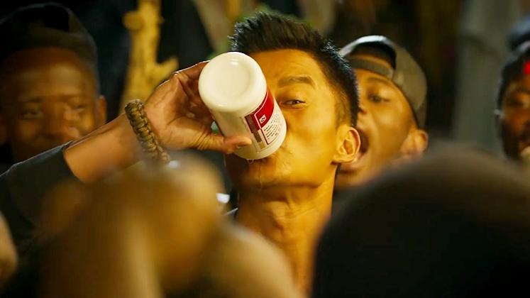 国外小伙不服气中国小伙酒量, 对瓶吹茅台, 你还真不是个儿