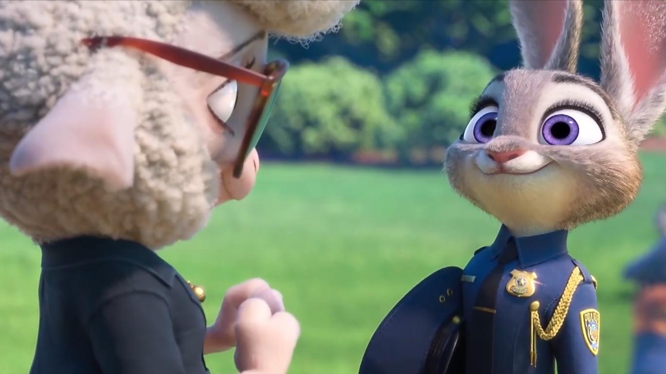 疯狂动物城: 朱迪当上警察, 被副市长授予警徽, 还和狮子市长合影